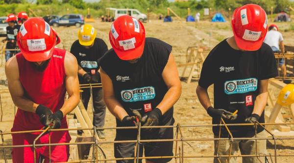 motocicli tii vor munci pe antierul habitat for humanity din cumpana