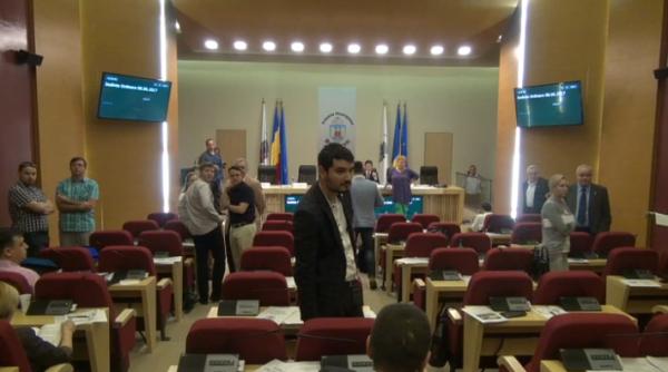 scandal uria la primarie firea evacuata din sala de edin a
