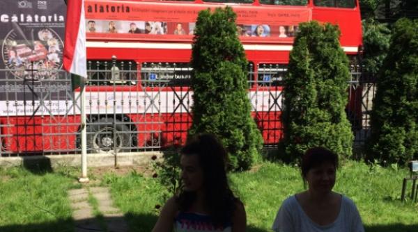 calatoria un spectacol inedit care se joaca intr un autobuz supraetajat