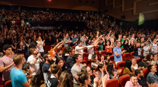 manele la tiff sala in picioare