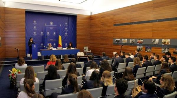 o noua genera ie de diploma i liceeni lauder reut a absolvit cursul de diploma ie i afaceri interna ionale