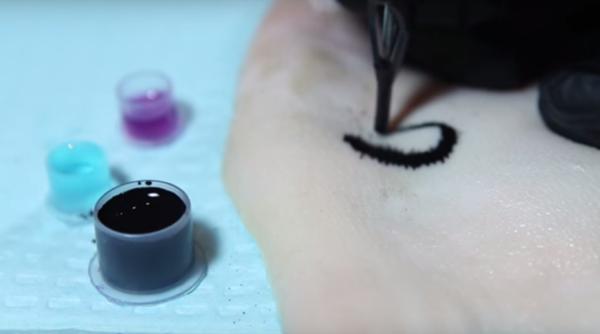 tatuaj care i i schimba culoarea in func ie de starea de sanatate a purtatorului video