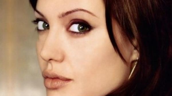 angelina jolie atrage atentia asupra situatiei refugiatilor