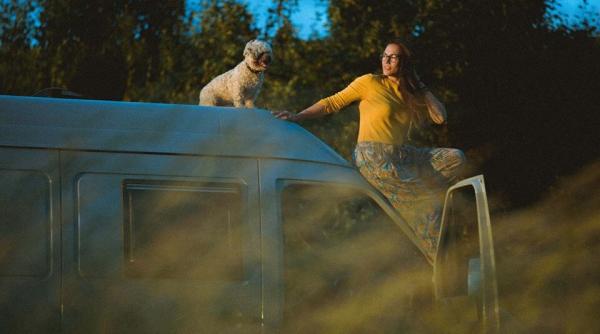 laura andrei si un catel in aventura vie ii lor fa a nevazuta a romaniei din rulota