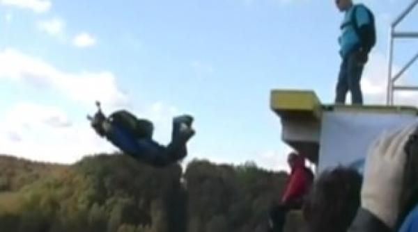 o tanara a murit la bungee jumping s a aruncat fara sfori