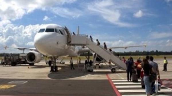 zbor intarziat dupa ce un pasager a aruncat monede in motor