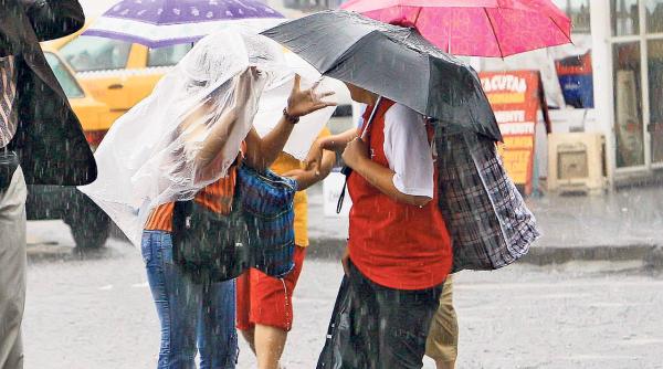 arad furtuna puternica oameni rani i acoperi uri distruse