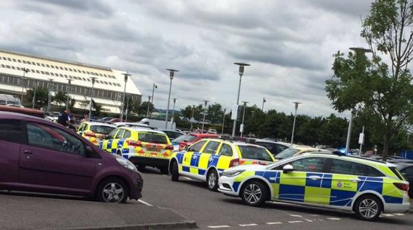 poli ia interven ie in for a in marea britanie alerta in parcarea unui supermaket