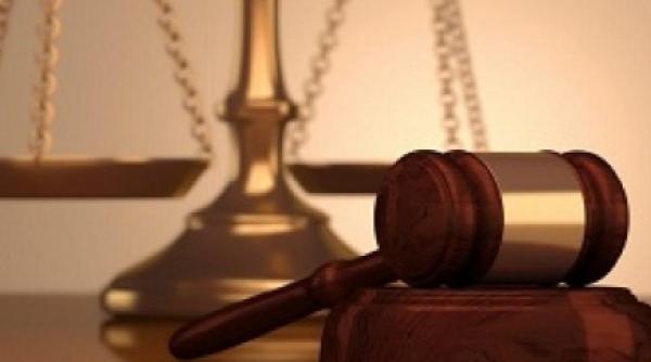 preoti acuzati de santaj trimisi in judecata