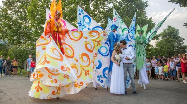 acroba ii i parade de culoare la festivalul interna ional de teatru de strada bucure ti
