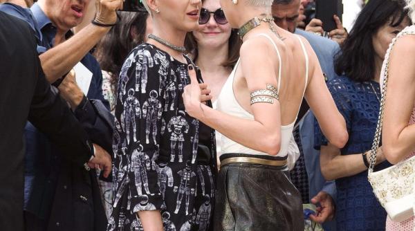 katy perry i cara delevingne coafuri asemanatoare la saptamana modei de la paris