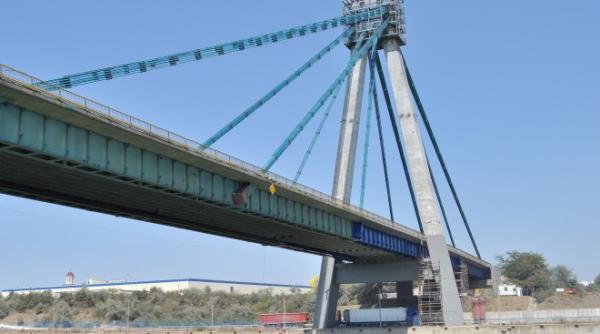 pod agigea pericol s a desprins o bucata de beton