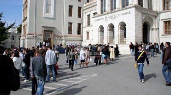 acuza ii la umf ia i rectorul inregistrat de o asistenta a bagat mana i mi a dat 500 de lei