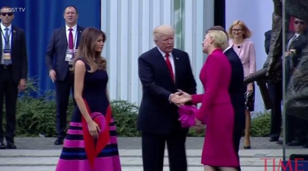 donald trump lasat cu mana intinsa la var ovia video