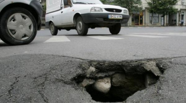 asfalt surpat in bucure ti groapa de doi metri adancime