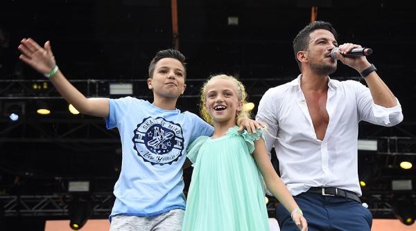 peter andre acompaniat pe scena de copii