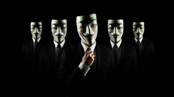 arad poli ist local atacat de un barbat care purta masca anonymous