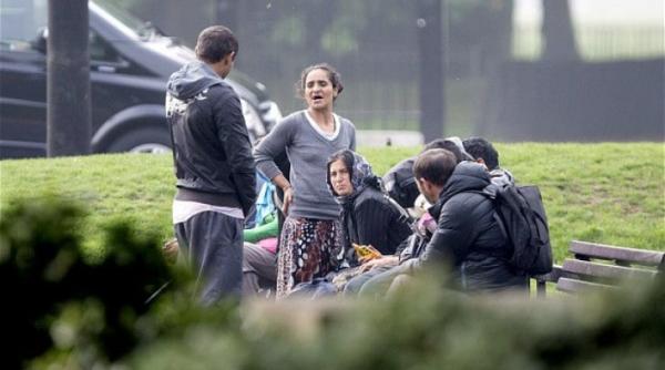imigan ii romani i au speriat pe americani decapiteaza gaini i i fac nevoile in strada