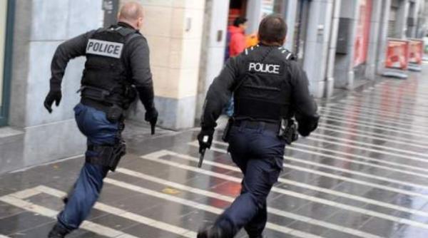 stuttgart poli ia cauta un barbat care a intrat inarmat intr o coala