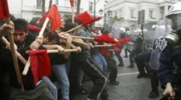 anarhi tii proteste masive o intreaga strada devastata