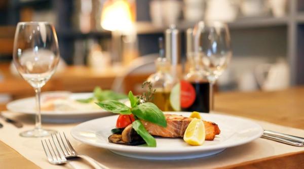 bancul zilei un cuplu intr un restaurant de lux