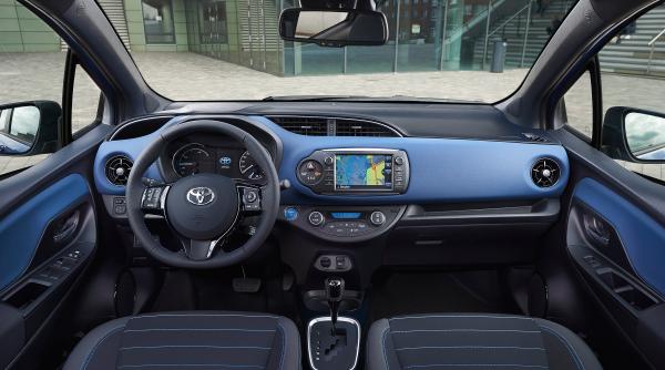 toyota romania livreaza prima flota rent a car cu sistem de propulsie hibrid pentru avis romania