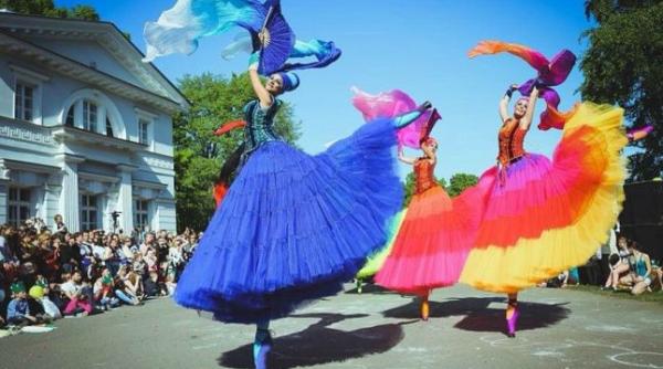 reprezenta ii de street dance combinate cu jocuri de foc i statui vivante la festivalul b fit in the street