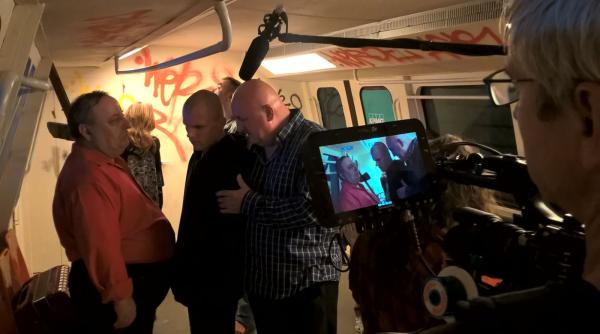 aten ie se filmeaza coboram la prima