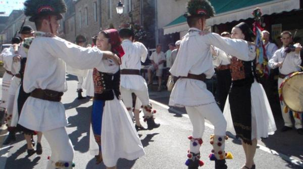 ansamblul folcloric some ul napoca participa la doua festivaluri interna ionale din sua