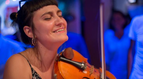 iona viseaza ca ploua o produc ie aristoteles workshop ajunge la filmul de piatra