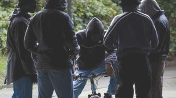 poli ist despre frustrare i umilin a strangi din din i i pleci