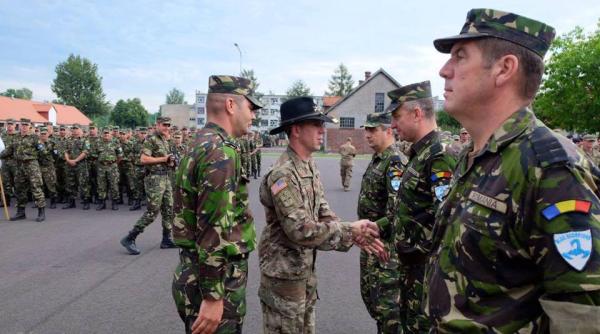 militari romani avansa i in grad in polonia