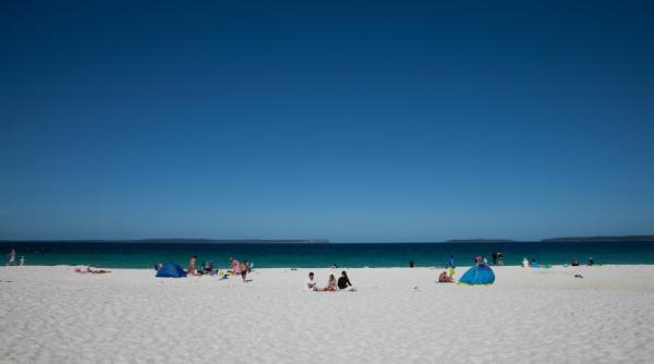 uci i de un avion care a aterizat de urgen a pe o plaja
