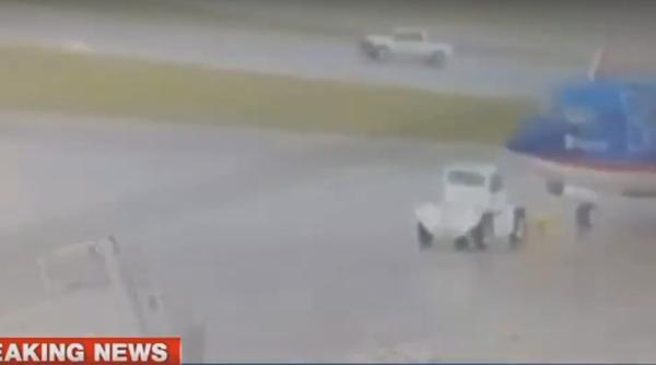 un trasnet a lovit un avion i i a provocat arsuri grave unei persoane video