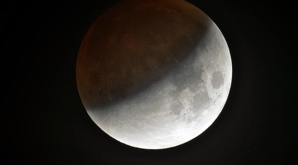 eclipsa de luna luni seara cand se poate vedea din romania
