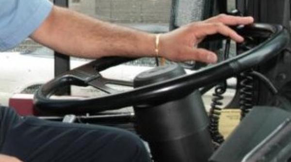 eapa pentru zeci de turi ti autocarul s a defectat oferul a fugit agen ia nu raspunde