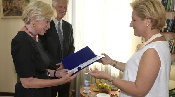 ingvild goetz curatoror i colec ionar de arta german a primit diploma de sus inator al culturii romane