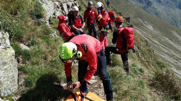 tupeu incredibil salvamonti tii lua i peste picior de o turista cu doua ba ici