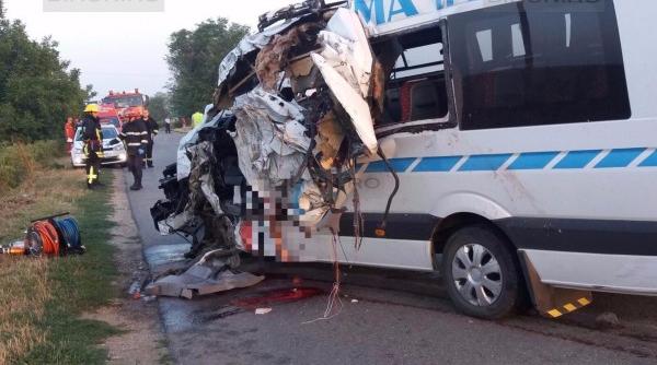 accident dn13 microbuz autoturism doua persoane incarcerate