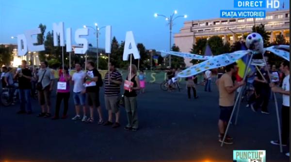 proteste in pia a victoriei cu o libelula demisia lui mihai tudose