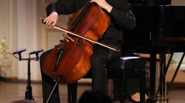 magia muzicii ne incanta pentru o clipa transpunandu ne in lumea ideala in cea in care ar fi trebuit sa traim