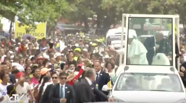 papa francisc ranit in turneu video