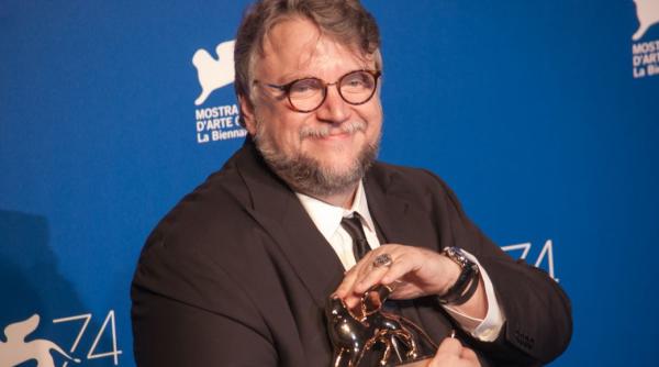 the shape of water al lui guillermo del toro rasplatit cu leul de aur la festivalul de film de la venetia