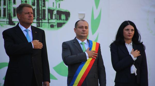 daniel balu a primarul sectorului 4 alaturi de pre edintele klaus iohannis la colegiul na ional gheorghe incai