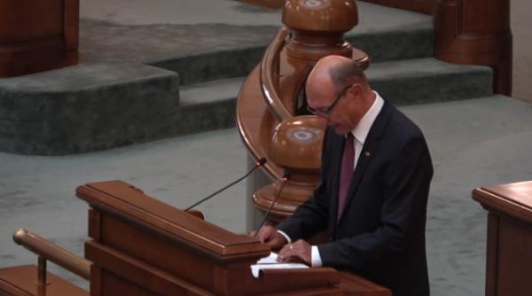 constantinescu si basescu aplaudati in senat la cererea lui tariceanu