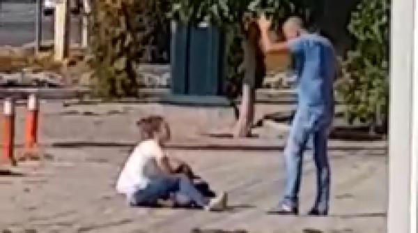 violen a domestica in strada video revoltator femeie cu copil in bra e lovita