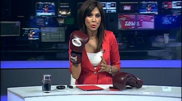 gotiu palada denise rifai cu manusa de box in studio