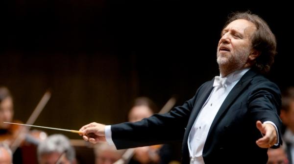 vara indiana asternuta peste capitala ne daruieste in continuare zile si nopti pline de bucuria muzicii