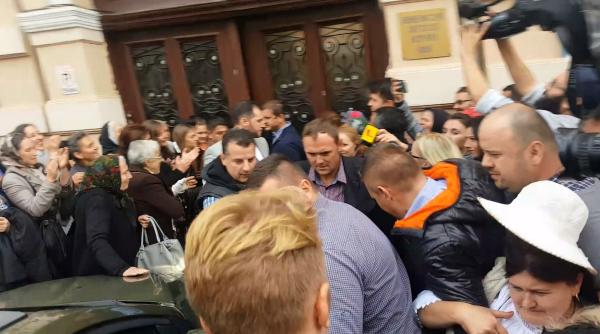 jurnali ti agresa i de sus inatorii lui pomohaci reporteri a lovita la cap