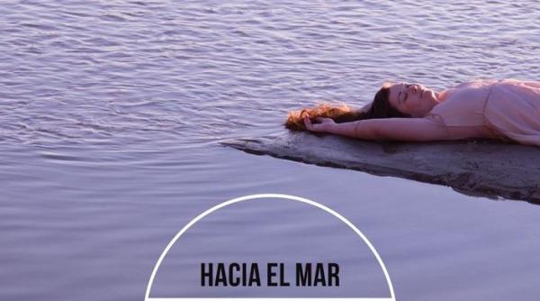 o calatorie senzoriala care exploreaza identitatea feminina